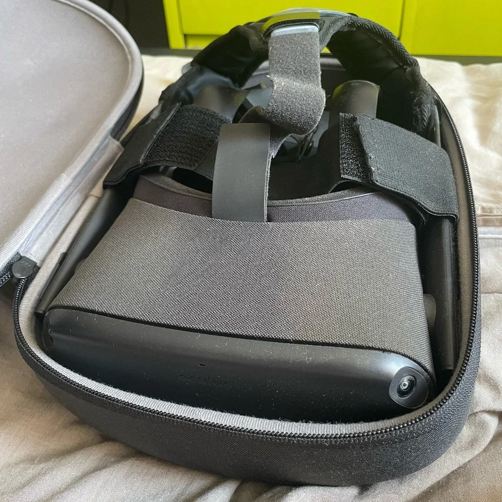 Oculus Quest ORIGINAL (with comfort accessories for FREE)